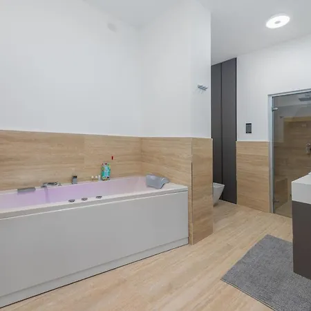Apartment Luxury With Private Spa-free Parking Monza